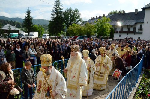 Comuniune în duh de rugăciune la hramul Mănăstirii Neamţ Poza 85421