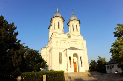 Mănăstirea care se oglindeşte în apele Dunării Poza 85407