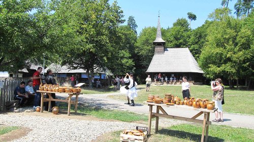 Ateliere, muzică şi dansuri în Dumbrava Sibiului Poza 85142