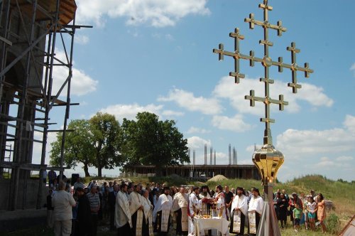 S-a aşezat crucea pe turla bisericii la Mănăstirea Dobreşti Poza 85038