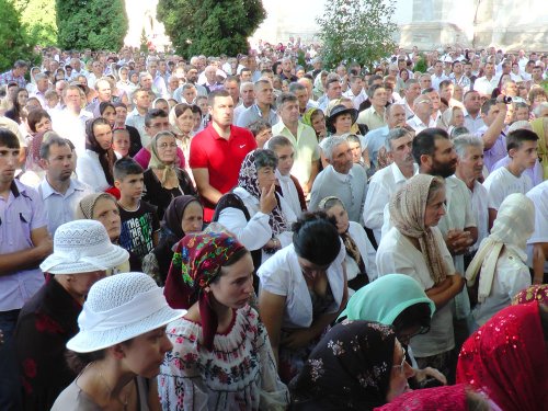 Prezenţă arhierească la hramul Mănăstirii Slatina Poza 84389