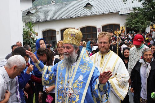 Sfânta Adormire, praznicul din inimile oltenilor Poza 84254