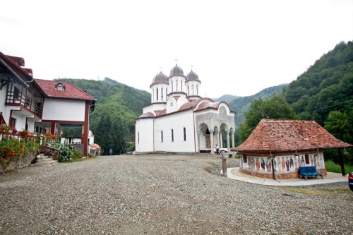 Minunile de la Mănăstirea Turnu Roşu Poza 84071
