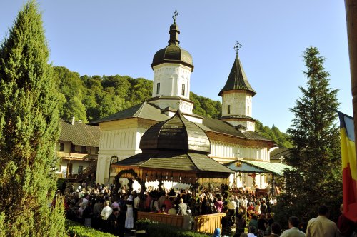 Zeci de biserici şi mănăstiri îşi serbează astăzi hramul Poza 84051