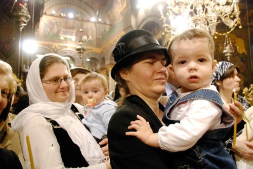 Femeia ortodoxă în familie, Biserică şi comunitate Poza 83999