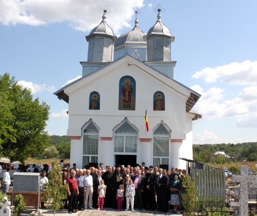 Resfinţire de biserică în parohia vâlceană Mărgineni Poza 83987