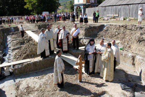 Piatră de temelie pentru un nou lăcaş de închinare în Olteanca Poza 83851