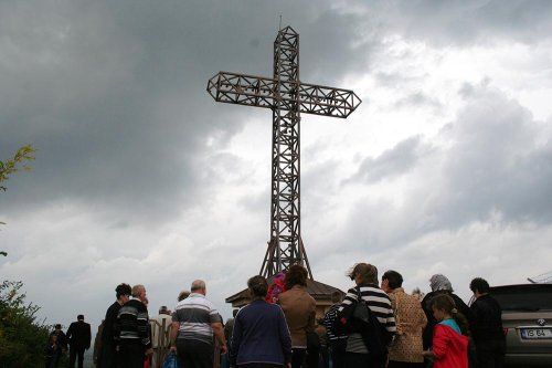 Procesiune în comuna Tomeşti, pe Dealul Cerului Poza 83702