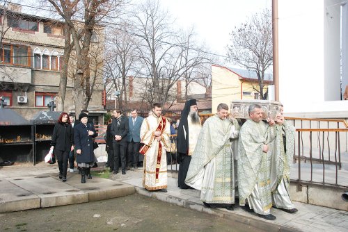 Procesiune pe străzile Capitalei cu moaştele Sfântului Mare Mucenic Eustaţie Poza 83686