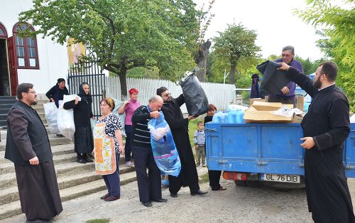 Preoţii tecuceni, alături de persoanele sinistrate Poza 83657