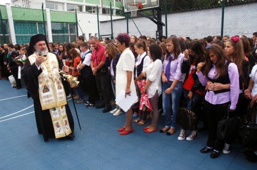 Deschiderea anului şcolar la Colegiul „Mihai Eminescu“ din Bacău Poza 83656