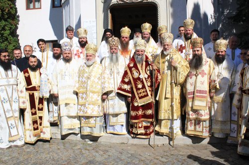 Liturghie arhierească de hramul Sfântului Antim la Râmnic Poza 83480