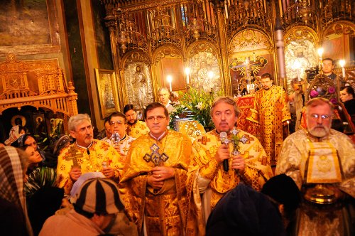 Sărbătoare la Biserica Zlătari din Bucureşti Poza 83428