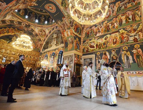 Opt ierarhi au resfinţit Biserica „Sfântul Sava“ din Iaşi Poza 83225