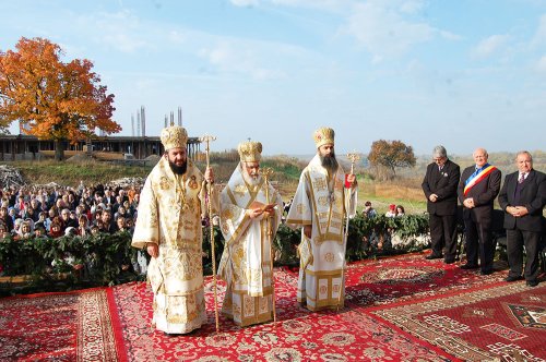 Ierarhii bănăţeni au slujit la hramul Mănăstirii Dobreşti Poza 83176