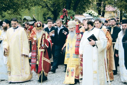 Preotul Vasile Nuţu, condus pe ultimul drum Poza 83172