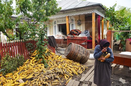 Calorifere, îmbrăcăminte şi încălţăminte pentru familiile sinistrate din Galaţi Poza 83109