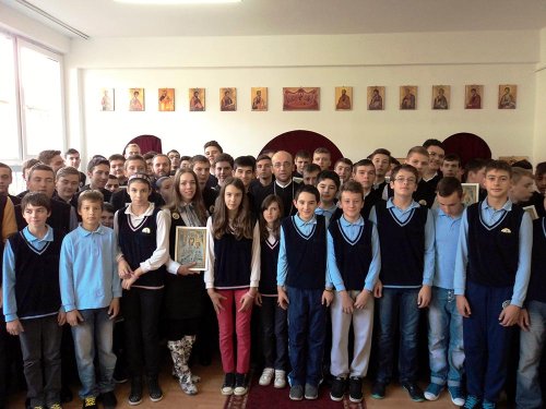 Sărbătoare la paraclisul Liceului Ortodox din Oradea Poza 82994