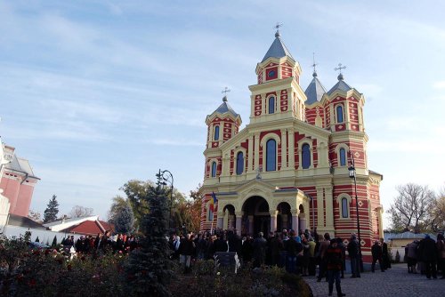 Biserica Mântuleasa a fost resfinţită Poza 82784