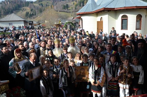 Doi mitropoliţi la sfinţirea bisericii din Toşorog Poza 82769