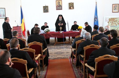 Preoţii din Făgăraş şi Rupea, în conferinţă Poza 82755
