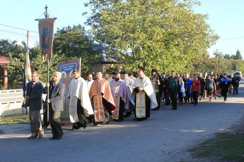 Procesiune cu icoana Maicii Domnului la Băbeni Poza 82707