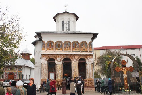 Hram de tradiţie la Biserica „Postelnicu Fir“ Poza 82585