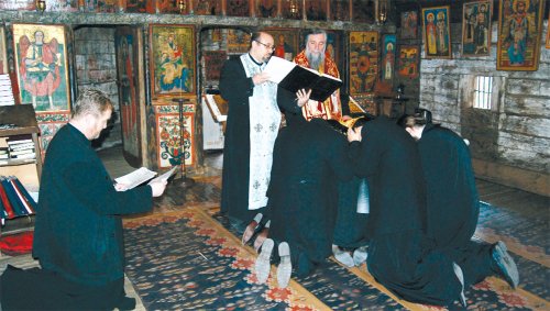 Opt preoţi din Arhiepiscopia Craiovei au primit duhovnicia Poza 81914