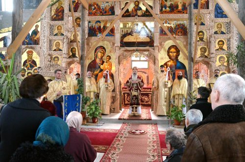 Prima Liturghie arhierească la Biserica „Sfânta Mahramă“ şi „Sfinţii Martiri Brâncoveni“ din Iaşi Poza 81711