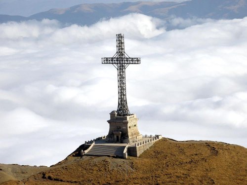 Cea mai înaltă cruce din lume amplasată pe un vârf montan Poza 81599