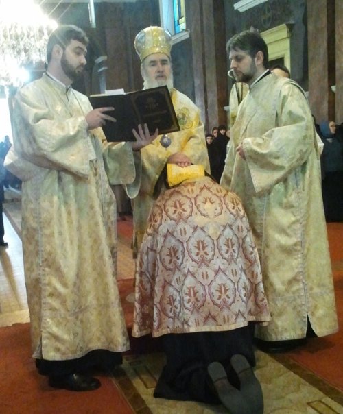 Sfinţii Trei Ierarhi, cinstiţi la Catedrala Veche din Arad Poza 81197