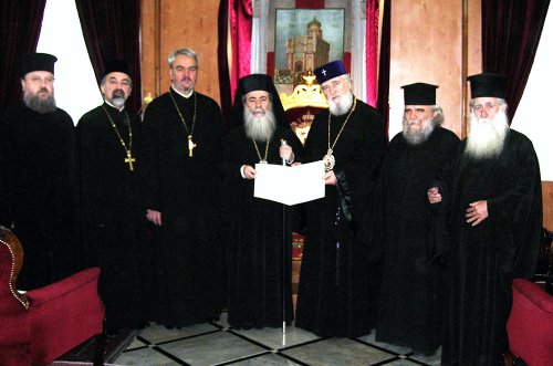 Comuniune deplină între Patriarhia Ierusalimului şi Patriarhia Română Poza 81118