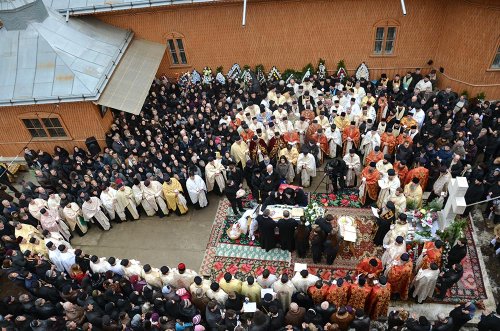150 de slujitori ai sfintelor altare, la înmormântarea părintelui Constantin Cojocaru Poza 80803