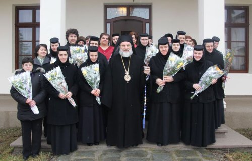 Angajatele Centrului eparhial Roman, felicitate de PS Ioachim Băcăuanul Poza 80508