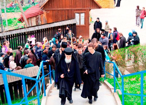 Pelerinajul tinerilor clujeni la Mănăstirea Nicula Poza 79930