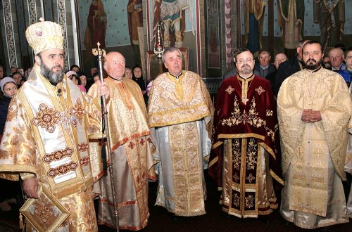 Liturghie arhierească la parohia buzoiană Cochirleanca I Poza 79916