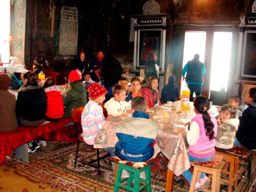 Masă caldă pentru tinerii săraci din Podul Doamnei - Giurgiu Poza 79921