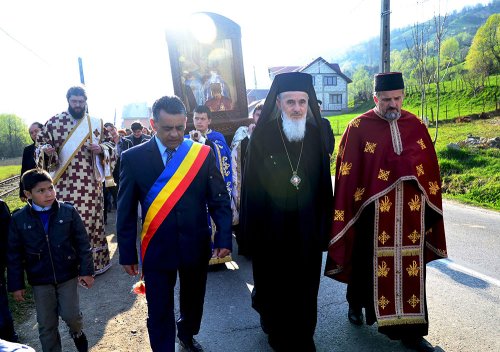 Icoana Maicii Domnului cu Pruncul, în procesiune în parohia bistriţeană Maieru Poza 79824