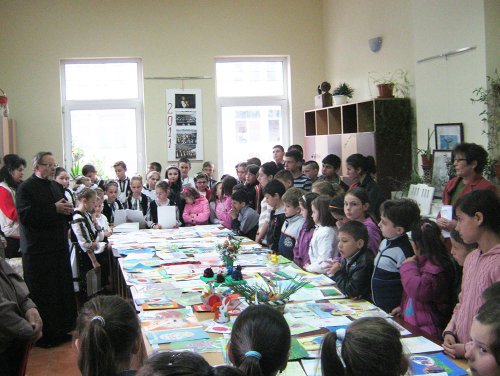 Expoziţie cu lucrări ale copiilor de la Centrul Educaţional din Ocna Mureş Poza 79797