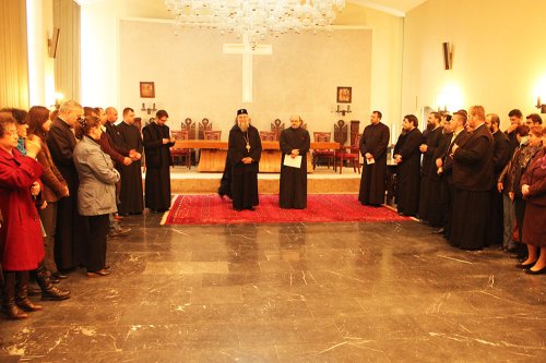 Angajaţii Centrului eparhial din Craiova, felicitaţi de IPS Părinte Irineu Poza 79629