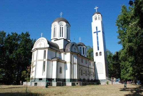 Praznicul Izvorului Tămăduirii în arhiepiscopiile Craiovei şi Râmnicului Poza 295177