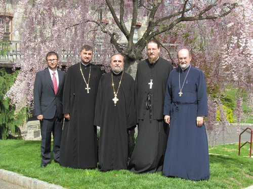 O delegaţie a Facultăţii de Teologie din Bucureşti a vizitat Institutul Teologic „Sfântul Vladimir“ din New York Poza 79440