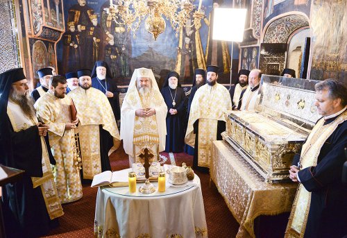 Racla cu moaştele Sfântului Constantin Brâncoveanu, sfinţită Poza 79092