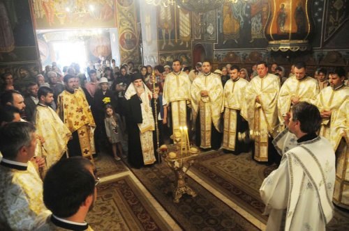 Prezenţă arhierească la Biserica „Sfinţii Împăraţi Constantin şi Elena“ din Bacău Poza 79016