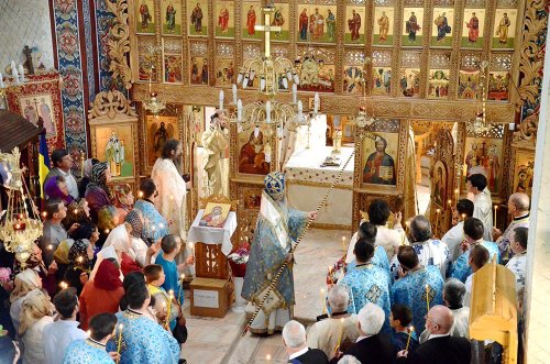 IPS Părinte Mitropolit Teofan a sfinţit Biserica „Sfinţii Împăraţi Constantin şi Elena“ din Frenciugi Poza 78965