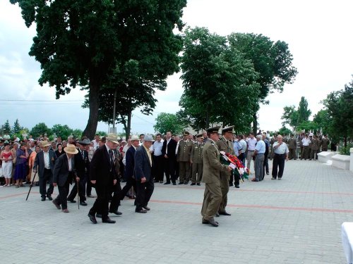 Ceremonii militare şi religioase de Ziua Eroilor, în Moldova Poza 78943