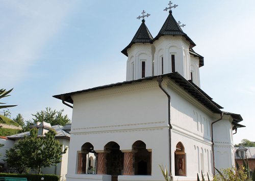 Clocociov, mănăstirea vegheată de părintele Visarion Coman Poza 78953