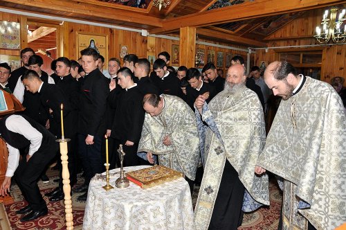 IPS Arhiepiscop Pimen: „Temelia vieţii duhovniceşti este Taina Spovedaniei“ Poza 78910