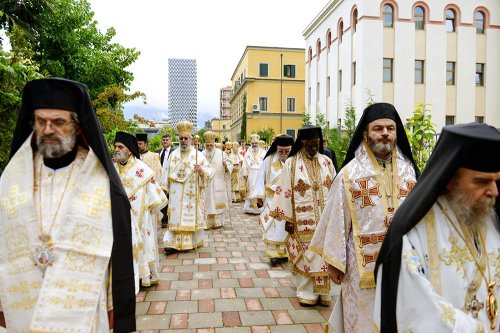 Un sobor de patriarhi ortodocşi a sfinţit Catedrala din Tirana Poza 78854