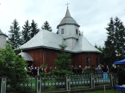 IPS Pimen a sfinţit biserica Parohiei Măzănăieşti Poza 78815